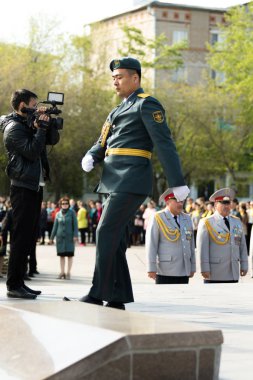 Petropavlovsk 7 Mayıs 2016: Resmi tatil. Defender'ı vatan günün Kazakistan'da 7 Mayıs kutladı. Asker ve askeri. Toplu kutlamalar insanlar.