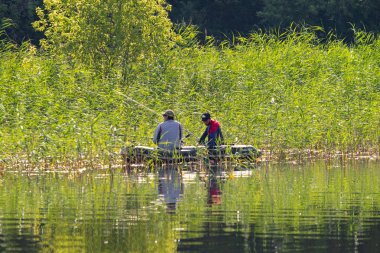 Petropavlovsk, Kazakistan - 28 Temmuz 2018: İnsanlar göl kenarında lastik gemilerde balıkçılar, balık. Lake Pestroe, Petropavlovsk, Kazakistan.