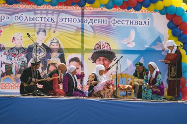 Petropavlovsk, Kazakistan - 28 Temmuz 2016: Festival, 80 yıl Kuzey Kazakistan bölgesi. Kitle kutlama etnik halk, geleneksel kostümleri insanlar sokaklarda Petropavlovsk kutlamak..