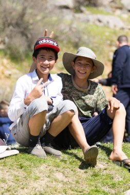 Kazakistan, Çimkent - 9 Nisan 2017. Erkekler kadınlar kadınlar çocuk dağlar bahar. Jöle manzara manzara.