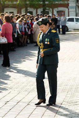 Petropavlovsk 7 Mayıs 2016: Resmi tatil. Defender'ı vatan günün Kazakistan'da 7 Mayıs kutladı. Asker ve askeri. Toplu kutlamalar insanlar.