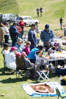 Kazakistan, Çimkent - 9 Nisan 2017. Erkekler kadınlar kadınlar çocuk dağlar bahar. Jöle manzara manzara.