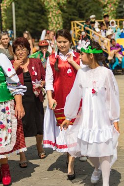 Petropavlovsk, Kazakistan - 28 Temmuz 2016: Festival, 80 yıl Kuzey Kazakistan bölgesi. Kitle kutlama etnik halk, geleneksel kostümleri insanlar sokaklarda Petropavlovsk kutlamak..