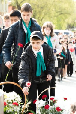 Petropavlovsk 7 Mayıs 2016: Resmi tatil. Defender'ı vatan günün Kazakistan'da 7 Mayıs kutladı. Asker ve askeri. Toplu kutlamalar insanlar.