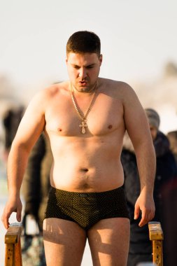 Petropavlovsk, Kazakistan - 19 Ocak 2018: vaftiz. Kışın buz delik insanlar yüzmek.