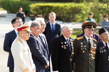 Petropavlovsk 7 Mayıs 2016: Resmi tatil. Defender'ı vatan günün Kazakistan'da 7 Mayıs kutladı. Asker ve askeri. Toplu kutlamalar insanlar.