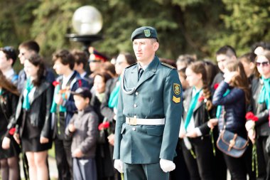 Petropavlovsk 7 Mayıs 2016: Resmi tatil. Defender'ı vatan günün Kazakistan'da 7 Mayıs kutladı. Asker ve askeri. Toplu kutlamalar insanlar.