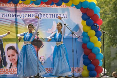 Petropavlovsk, Kazakistan - 28 Temmuz 2016: Festival, 80 yıl Kuzey Kazakistan bölgesi. Kitle kutlama etnik halk, geleneksel kostümleri insanlar sokaklarda Petropavlovsk kutlamak..