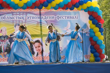 Petropavlovsk, Kazakistan - 28 Temmuz 2016: Festival, 80 yıl Kuzey Kazakistan bölgesi. Kitle kutlama etnik halk, geleneksel kostümleri insanlar sokaklarda Petropavlovsk kutlamak..