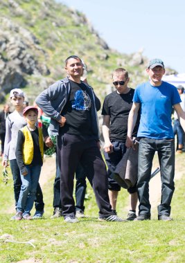 Kazakistan, Çimkent - 9 Nisan 2017. Erkekler kadınlar kadınlar çocuk dağlar bahar. Jöle manzara manzara.