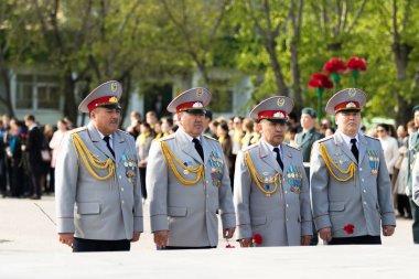 Petropavlovsk 7 Mayıs 2016: Resmi tatil. Defender'ı vatan günün Kazakistan'da 7 Mayıs kutladı. Asker ve askeri. Toplu kutlamalar insanlar.