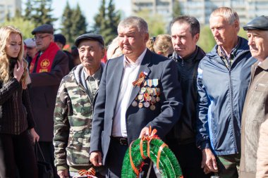 Petropavlovsk, Kazakistan - 9 Mayıs 2016: 9 Mayıs 2016 Petropavlovsk, Kazakistan'daki zafer günü. Ölü savaş anısına. Üyeler mutlu.