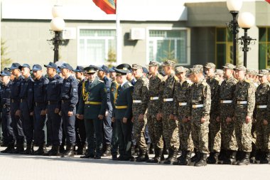 Petropavlovsk 7 Mayıs 2016: Resmi tatil. Defender'ı vatan günün Kazakistan'da 7 Mayıs kutladı. Asker ve askeri. Toplu kutlamalar insanlar.
