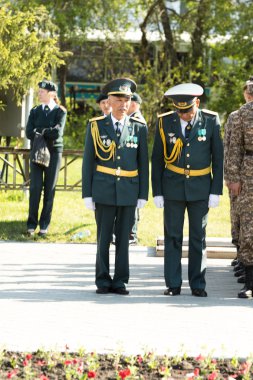 Petropavlovsk 7 Mayıs 2016: Resmi tatil. Defender'ı vatan günün Kazakistan'da 7 Mayıs kutladı. Asker ve askeri. Toplu kutlamalar insanlar.