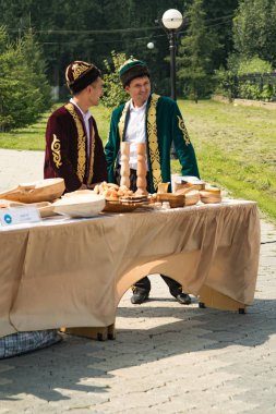 Petropavlovsk, Kazakistan - 28 Temmuz 2016: Festival, 80 yıl Kuzey Kazakistan bölgesi. Kitle kutlama etnik halk, geleneksel kostümleri insanlar sokaklarda Petropavlovsk kutlamak..