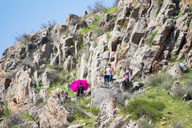 Kazakistan, Çimkent - 9 Nisan 2017. Erkekler kadınlar kadınlar çocuk dağlar bahar. Jöle manzara manzara.