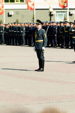 Petropavlovsk 7 Mayıs 2016: Resmi tatil. Defender'ı vatan günün Kazakistan'da 7 Mayıs kutladı. Asker ve askeri. Toplu kutlamalar insanlar.