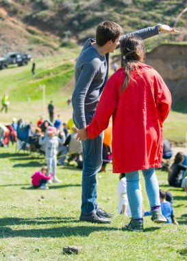 Kazakistan, Çimkent - 9 Nisan 2017. Erkekler kadınlar kadınlar çocuk dağlar bahar. Jöle manzara manzara.