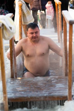 Petropavlovsk, Kazakistan - 19 Ocak 2018: vaftiz. Kışın buz delik insanlar yüzmek.