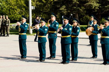 Petropavlovsk 7 Mayıs 2016: Resmi tatil. Defender'ı vatan günün Kazakistan'da 7 Mayıs kutladı. Asker ve askeri. Toplu kutlamalar insanlar.