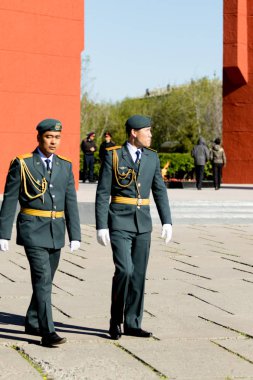 Petropavlovsk, Kazakistan - 9 Mayıs 2016: 9 Mayıs 2016 Petropavlovsk, Kazakistan'daki zafer günü. Ölü savaş anısına. Üyeler mutlu.
