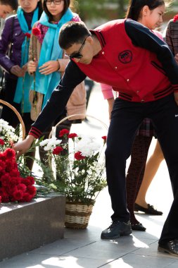 Petropavlovsk 7 Mayıs 2016: Resmi tatil. Defender'ı vatan günün Kazakistan'da 7 Mayıs kutladı. Asker ve askeri. Toplu kutlamalar insanlar.