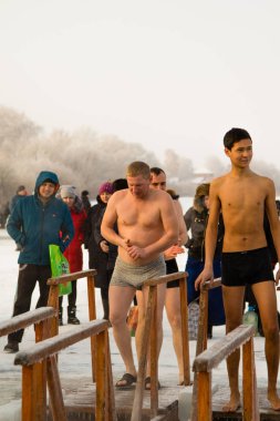 Petropavlovsk, Kazakistan - 19 Ocak 2018: vaftiz. Kışın buz delik insanlar yüzmek.