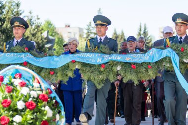 Petropavlovsk, Kazakistan - 9 Mayıs 2016: 9 Mayıs 2016 Petropavlovsk, Kazakistan'daki zafer günü. Ölü savaş anısına. Üyeler mutlu.