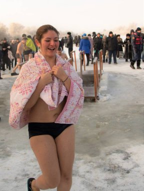 Petropavlovsk, Kazakistan - 19 Ocak 2018: vaftiz. Kışın buz delik insanlar yüzmek.