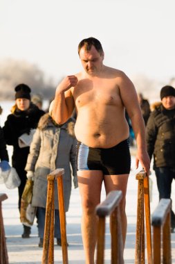 Petropavlovsk, Kazakistan - 19 Ocak 2018: vaftiz. Kışın buz delik insanlar yüzmek.