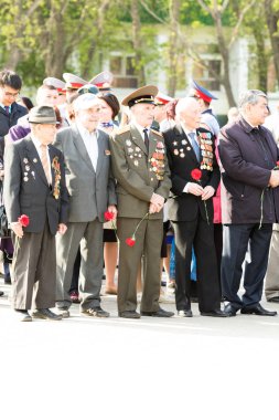 Petropavlovsk 7 Mayıs 2016: Resmi tatil. Defender'ı vatan günün Kazakistan'da 7 Mayıs kutladı. Asker ve askeri. Toplu kutlamalar insanlar.