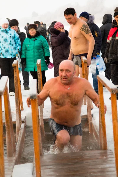 Petropavlovsk, Kazakistan - 19 Ocak 2018: vaftiz. Kışın buz delik insanlar yüzmek.