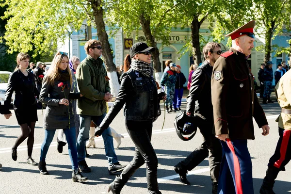 Petropavlovsk, Kazakistan - 9 Mayıs 2016: 9 Mayıs 2016 Petropavlovsk, Kazakistan'daki zafer günü. Ölü savaş anısına. Üyeler mutlu.