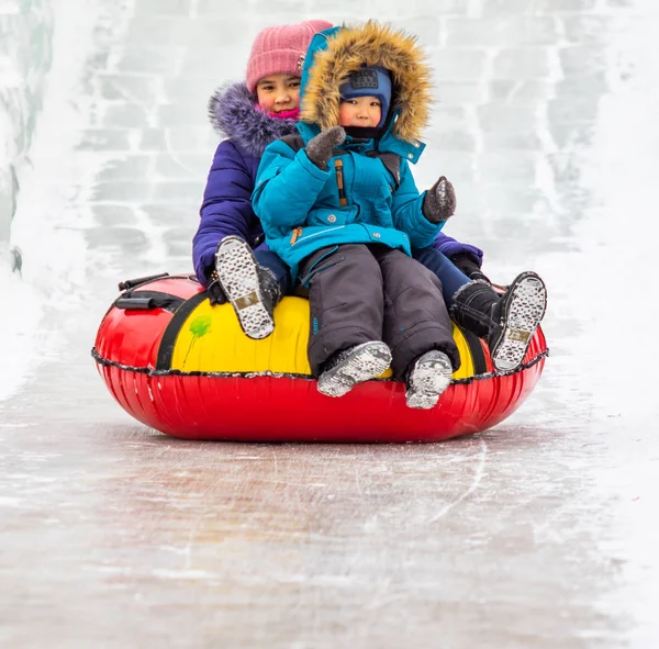 Petropavlovsk Kazakhstan Enero 2019 Los Niños Cabalgan Sobre Una Colina — Foto de Stock