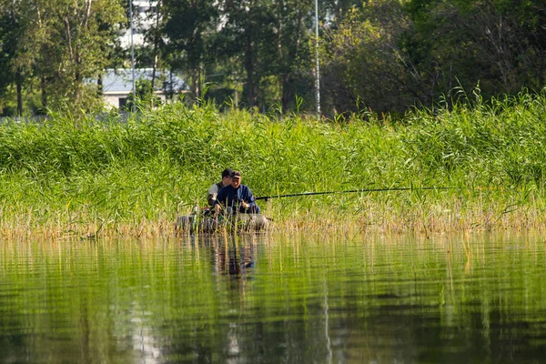 哈萨克斯坦彼得罗巴甫洛夫斯克 2018年7月28日 人们在湖鱼上的橡皮艇上 佩斯特罗湖 加波罗巴甫洛夫斯克 哈萨克斯坦 — 图库照片