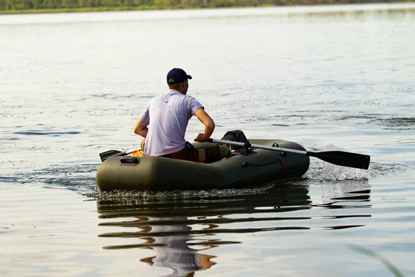 ペトロパブロフスク カザフスタン 2018 湖でゴムボートに人々 は魚します Pestroe ペトロパブロフスク カザフスタン — ストック写真