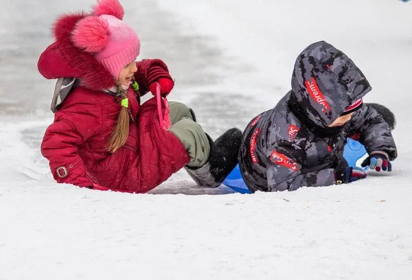 Petropavlovsk Kazakstan Januari 2019 Barnen Rida Isande Kulle Vuxna Och — Stockfoto