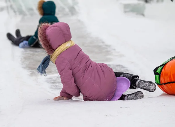 Petropavlovsk Kazachstán Ledna 2019 Děti Jezdit Ledové Hory Dospělí Děti — Stock fotografie