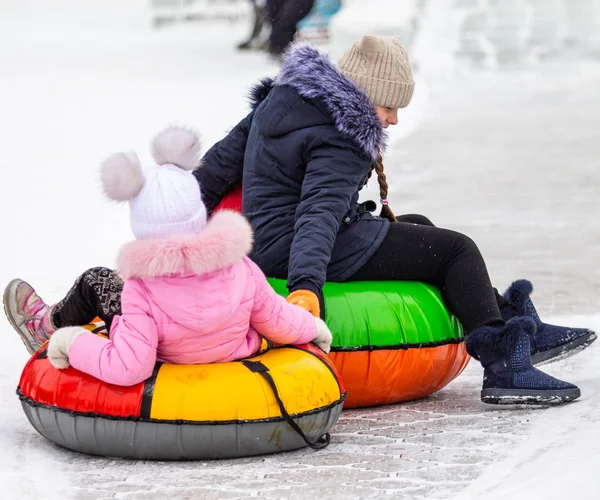 Petropavlovsk Kazachstan Januari 2019 Kinderen Rijden Een Ijzige Heuvel Volwassenen — Stockfoto