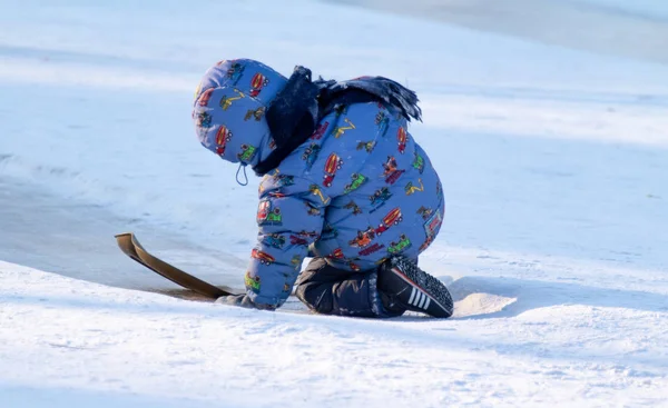 Petropavlovsk, Kazakistan - 8 Ocak 2019: Çocuk buzlu bir tepede binmek. Yetişkinler ve çocuklar parkta birlikte sakin ol.