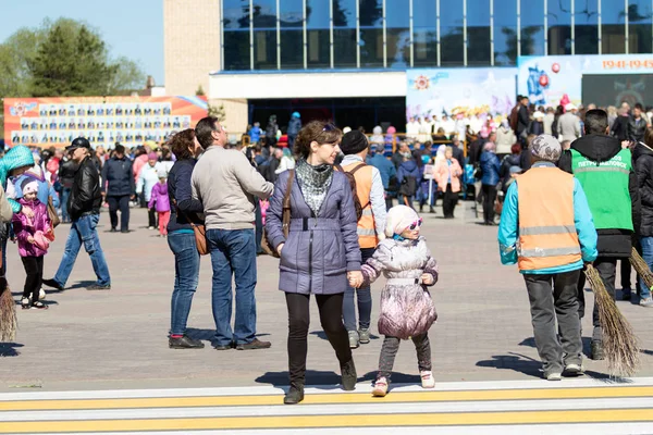 Petropavlovsk, Kazakistan - 9 Mayıs 2016: 9 Mayıs 2016 Petropavlovsk, Kazakistan'daki zafer günü. Ölü savaş anısına. Üyeler mutlu.