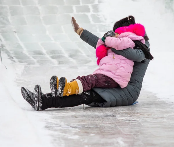 ペトロパブロフスク カザフスタン 2019 子供たちは氷のような丘の上に乗る 大人と子供が一緒に公園でのんびり — ストック写真