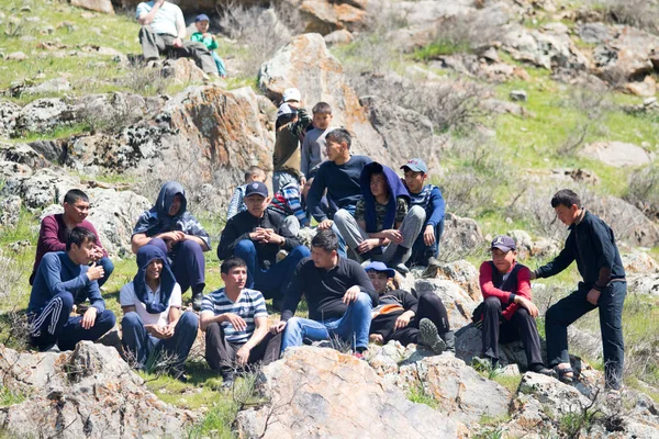 Kazakistan, Çimkent - 9 Nisan 2017. Erkekler kadınlar kadınlar çocuk dağlar bahar. Jöle manzara manzara.