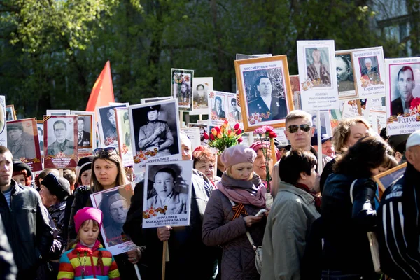 彼得罗巴甫洛夫斯克 2016年5月9日 2016年5月9日 居民们参加了令人难忘的 不朽团 哈萨克斯坦彼得罗巴甫洛夫斯克 — 图库照片