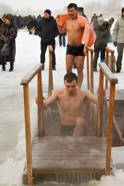 Petropavlovsk, Kazakistan - 19 Ocak 2018: vaftiz. Kışın buz delik insanlar yüzmek.