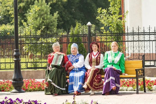 加罗巴甫洛夫斯克 2016年7月28日 北哈萨克斯坦地区80年的节日 群众庆祝少数民族 人们穿着传统服装在街头庆祝彼得罗巴甫洛夫斯克 — 图库照片
