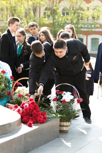 Petropavlovsk 7 Mayıs 2016: Resmi tatil. Defender'ı vatan günün Kazakistan'da 7 Mayıs kutladı. Asker ve askeri. Toplu kutlamalar insanlar.