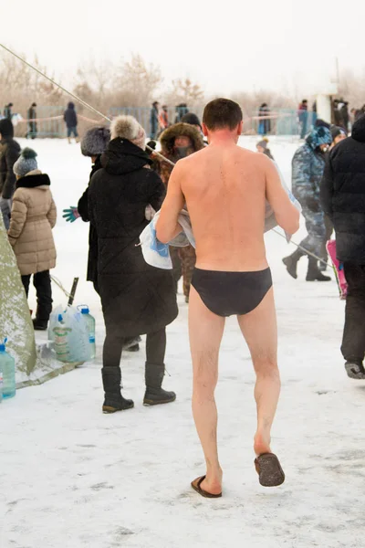 Petropavlovsk, Kazakistan - 19 Ocak 2018: vaftiz. Kışın buz delik insanlar yüzmek.