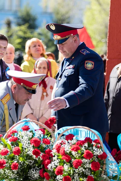Petropavlovsk, Kazakistan - 9 Mayıs 2016: 9 Mayıs 2016 Petropavlovsk, Kazakistan'daki zafer günü. Ölü savaş anısına. Üyeler mutlu.