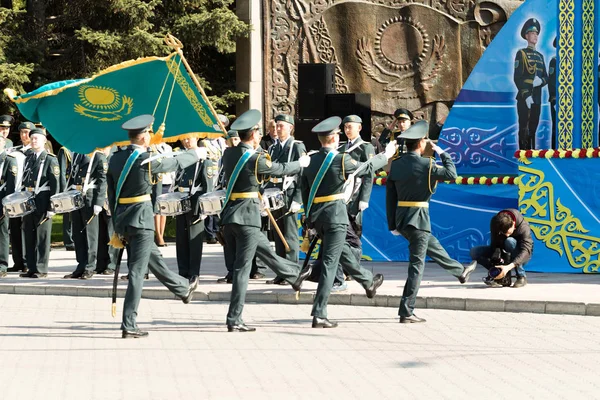 Petropavlovsk 7 Mayıs 2016: Resmi tatil. Defender'ı vatan günün Kazakistan'da 7 Mayıs kutladı. Asker ve askeri. Toplu kutlamalar insanlar.